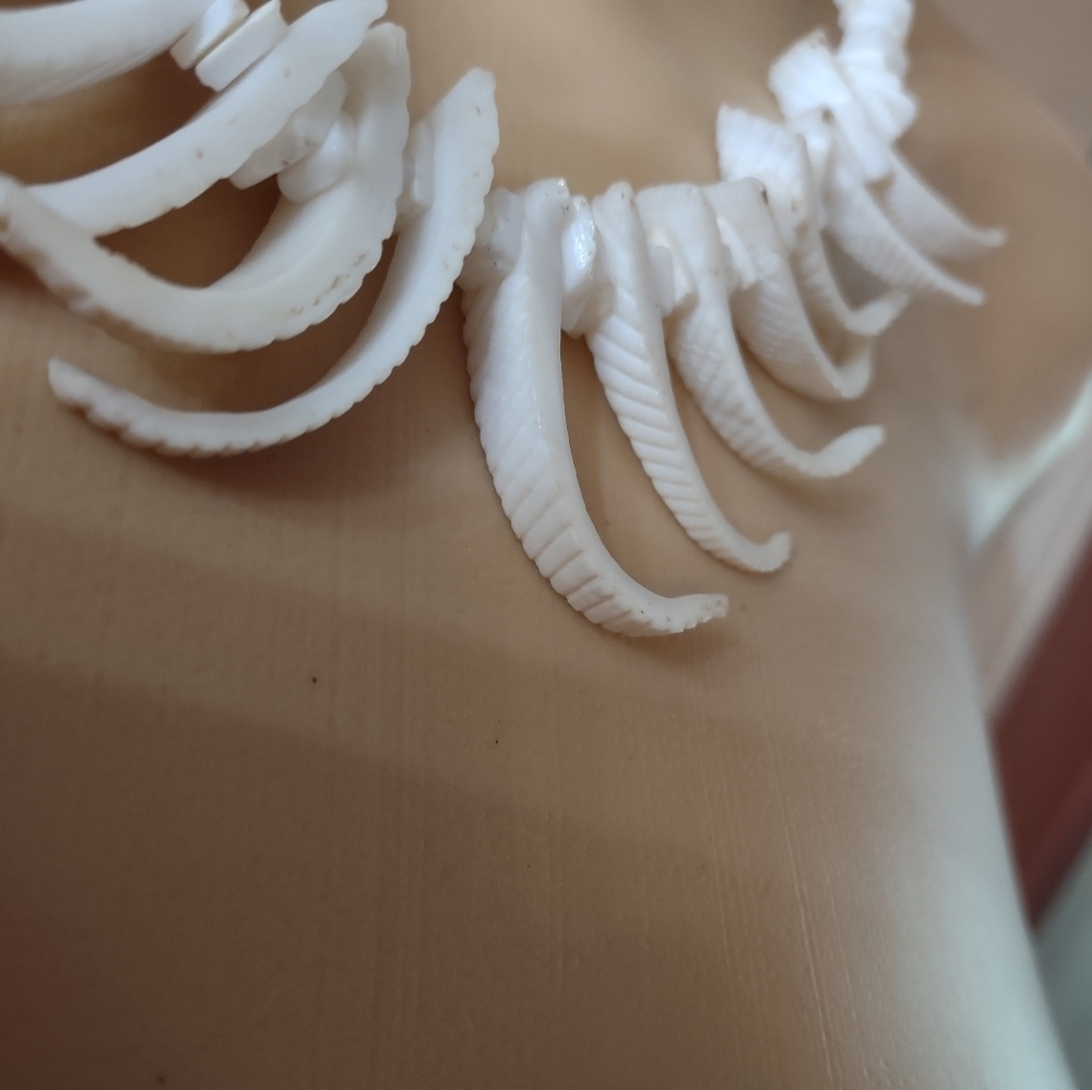Vintage women's shell bone necklace - Picture 2 of 3